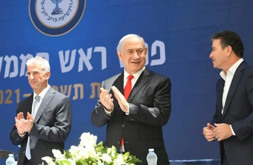  David Barnea (L) pictured next to Benjamin Netanyahu and Yossi Cohen. (credit: BEN GERSHOM / GPO)