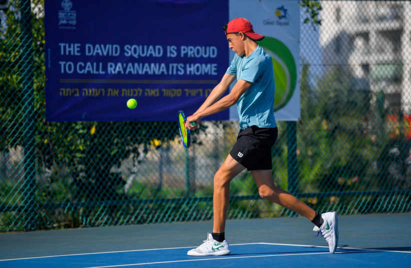   Pemain tenis Israel Gur Trakhtenberg di tengah pertandingan (kredit: ALEX GOLDENSHTEIN)