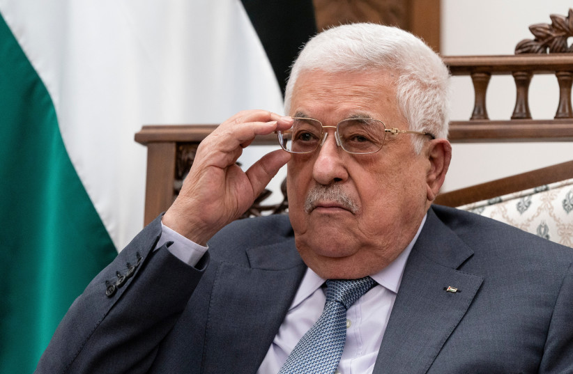     アッバスパレスチナ大統領が2021年5月25日、ヨルダン川西岸のラマラでアンソニーブルリンケン米国国務長官との共同記者会見で眼鏡を合わせ聞いている。  （出典：ALEX BRANDON / POOL VIA REUTERS）
