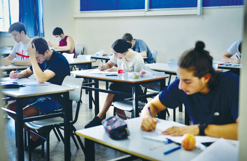  Keshet high school students take the mathematics Bagrut in Tel Aviv (credit: AVSHALOM SASSONI/FLASH90)