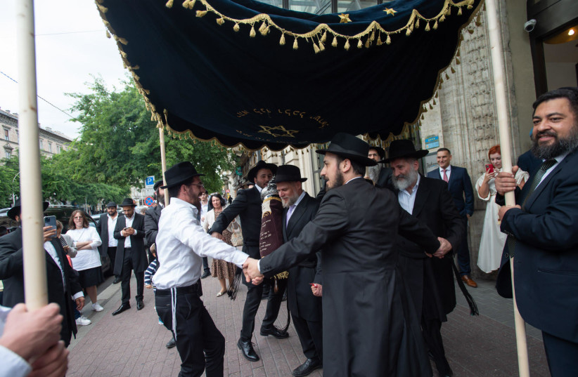  A dancing procession of Hungarian Jews leading a Torah to the newly restored  Vörösmarty Street Synagogue, August 27 2021 (credit: ZSOLT DEMECS)