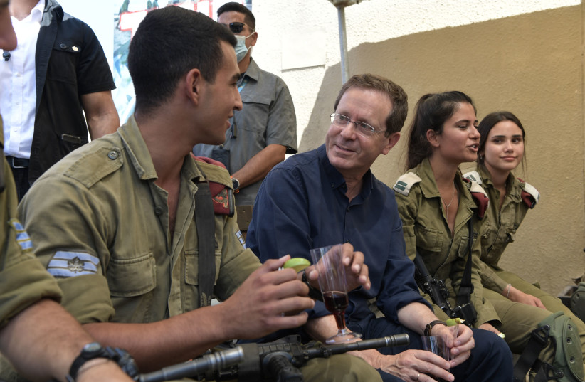 Herzog partage les détails de l'appel de condoléances avec les soldats de Tsahal à la frontière de Gaza (crédit : KOBI GIDEON/GPO)