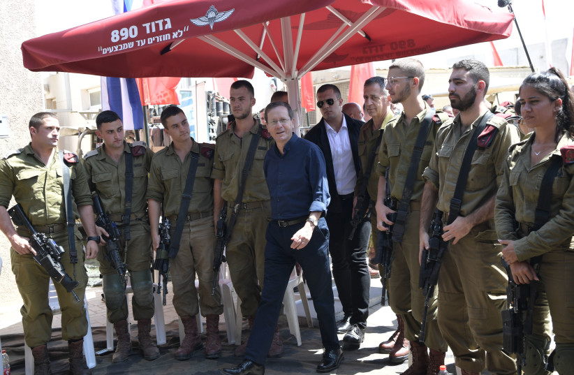  Herzog shares condolence call details with IDF soldiers on the Gaza border (credit: KOBI GIDEON/GPO)