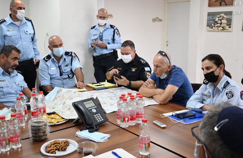  A meeting in the situation room regarding the 6 escaped terrorists (credit: ISRAEL PRISON SERVICE)