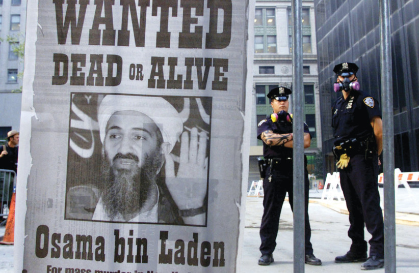  RECHERCHÉ : À LA RECHERCHE D'Oussama Ben Laden dans le quartier financier de New York, le 18 septembre 2001. (Crédit photo : REUTERS/RUSSELL BOYCE)