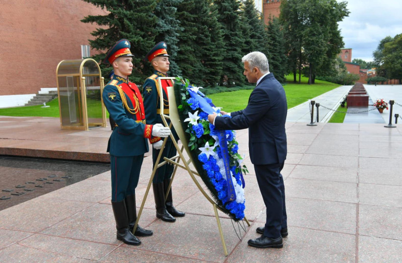 Foreign Minister Yair Lapid laying a wreath at the Tomb of the Unknown Soldier gravesite in Moscow in honor of soldiers that fell in World War II, in the name of the citizens of Israel, September 9, 2021. (credit: SHLOMI AMSALEM/GPO)