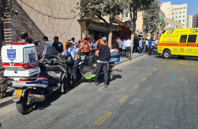  Attaque à l'arme blanche à la gare routière centrale de Jérusalem, le 13 septembre 2021 (crédit photo : ZAKA)