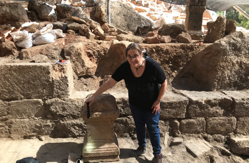 Universidade de Haifa Prof. Adi Erlich na igreja bizantina escavada na Reserva Natural de Banias. (Crédito: Equipe Banias)