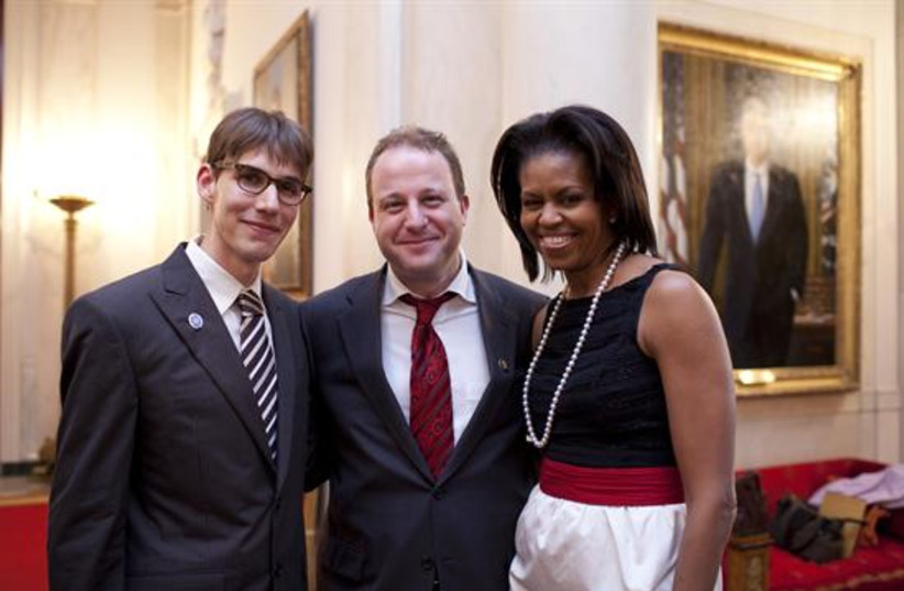 Marlon Reis (left) with his partner, Representative Jared Polis (center) and First Lady Michelle Obama (right). (credit: UNITED STATES CONGRESS/PUBLIC DOMAIN/VIA WIKIMEDIA COMMONS)