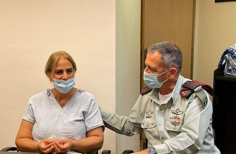  Chief of Staff Aviv Kohavi visits Itzik Saidian and his family in hospital (credit: IDF SPOKESPERSON'S UNIT)