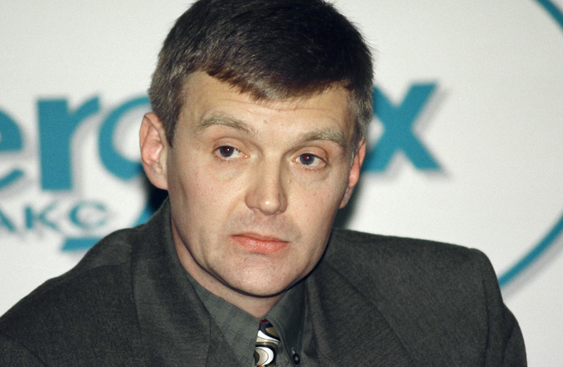  Alexander Litvinenko, then an officer of Russia's state security service FSB, attends a news conference in Moscow in this November 17, 1998 (photo credit: REUTERS FILE PHOTOS)