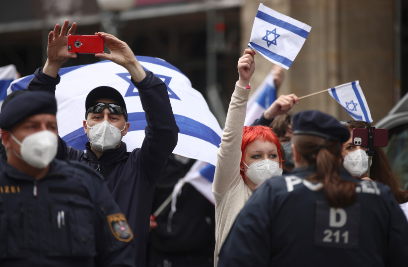 Pengadilan Austria membatalkan denda karena mengibarkan bendera Israel