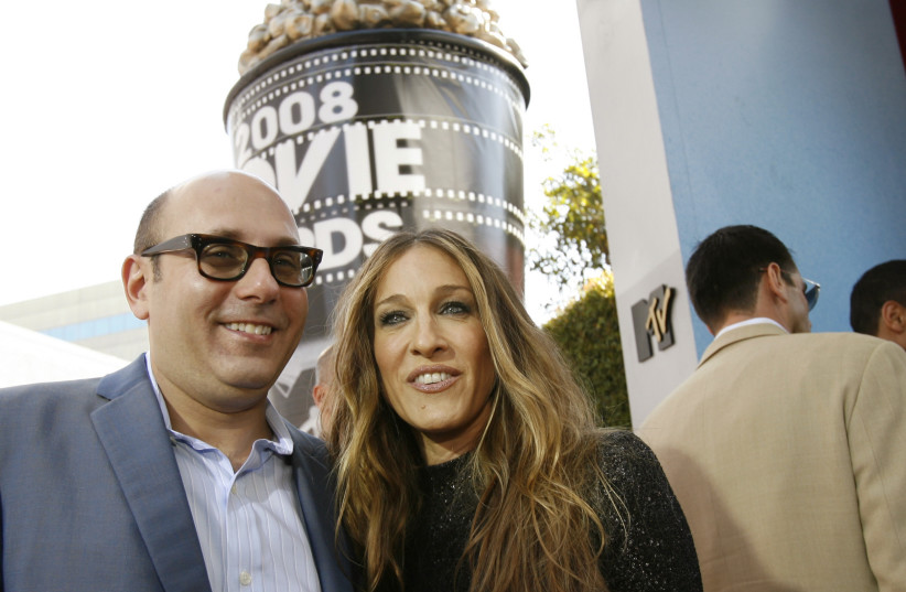  Actress Sarah Jessica Parker poses with actor Willie Garson at the 2008 MTV Movie Awards in Los Angeles June 1, 2008 (credit: REUTERS/MARIO ANZUONI)