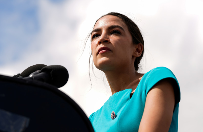   Perwakilan AS Alexandria Ocasio-Cortez (D-NY) berhenti sejenak saat berbicara selama konferensi pers membahas pengenalan undang-undang sewa di luar US Capitol di Washington, AS, 21 September 2021. (kredit: REUTERS/ELIZABETH FRANTZ)