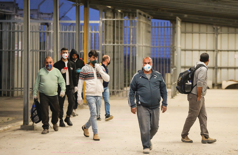  PALESTINIAN WORKERS cross back to the West Bank from their jobs over the Green Line. (credit: FLASH90)
