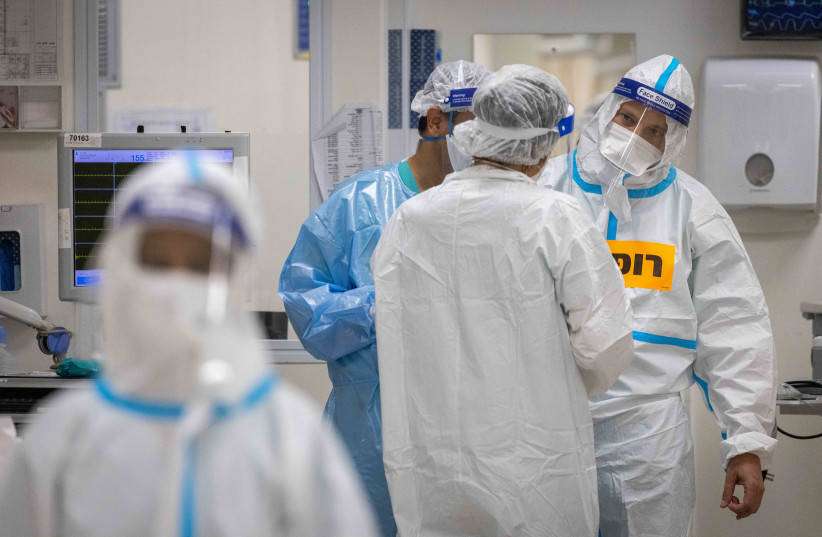 Des membres de l'équipe de l'hôpital Shaare Zedek portant des équipements de sécurité travaillent dans le service des coronavirus de l'hôpital Shaare Zedek à Jérusalem le 23 septembre 2021. (Crédit photo : YONATAN SINDEL/FLASH90)