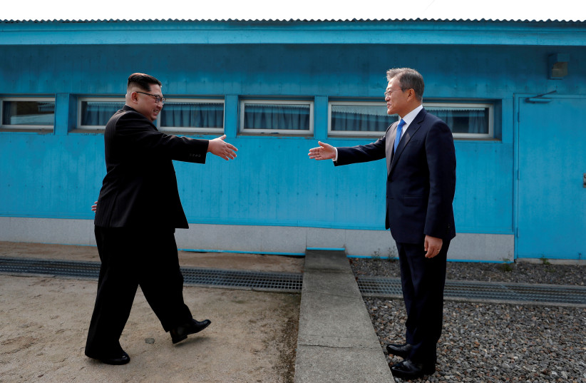  South Korean President Moon Jae-in and North Korean leader Kim Jong Un shake hands at the truce village of Panmunjom inside the demilitarized zone separating the two Koreas, South Korea, April 27, 2018. (credit: KOREA SUMMIT PRESS POOL/POOL VIA REUTERS)