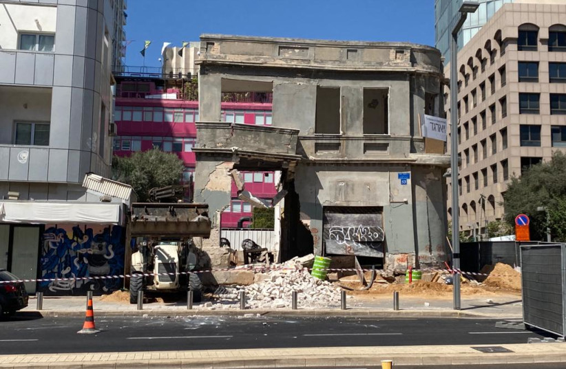  A building in Tel Aviv that is in danger of collapse after being hit by a tractor. (photo credit: AVSHALOM SASSONI/MAARIV)