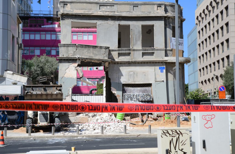  A building in Tel Aviv that is in danger of collapse after being hit by a tractor. (credit: AVSHALOM SASSONI/MAARIV)