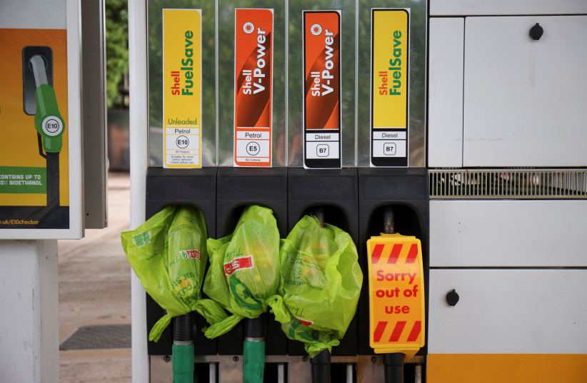  A Shell petrol station that has run out of fuel is seen in Northwich, Britain. (photo credit: REUTERS/MOLLY DARLINGTON)