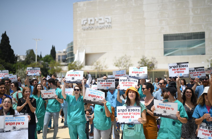   Doctors demonstrate at a protest of resident doctors demanding more personnel in the hospital and that 26-hour shifts be shortened. (credit: ELAD GUTTMAN)
