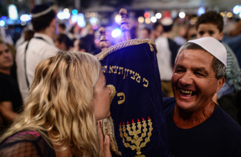  REJOICING IN  the Torah at  Tel Aviv’s Rabin  Square.  (photo credit: TOMER NEUBERG)