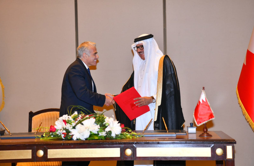  Foreign Minister Yair Lapid meeting with Bahraini King Hamad bin Isa Al Khalifa, September 30, 2021. (photo credit: SHLOMI AMSALEM/GPO)