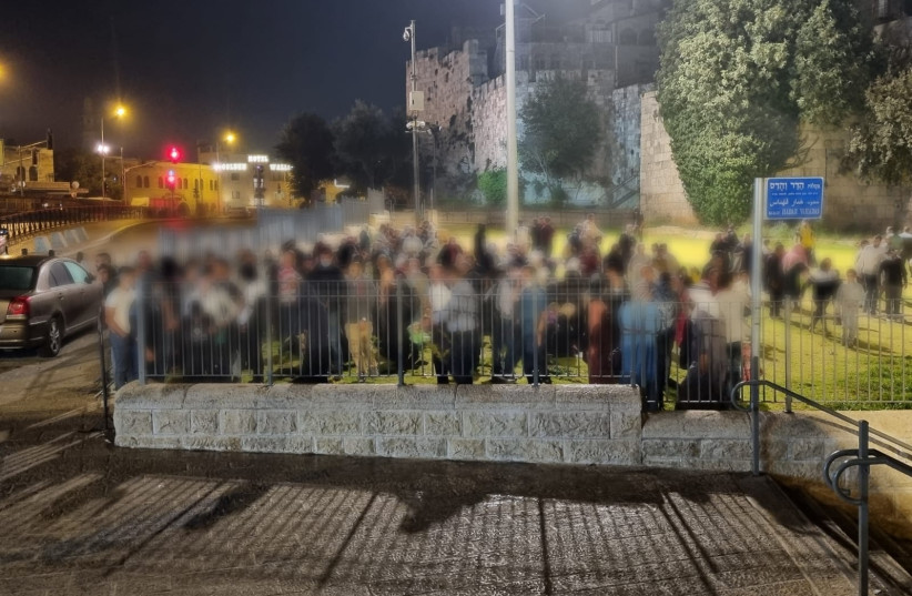 Des Palestiniens illégalement en Israël arrêtés près de la vieille ville de Jérusalem. (Crédit photo : POLICE D'ISRAEL)