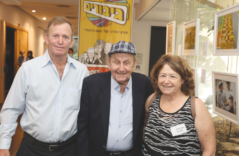  MURRAY GREENFIELD, flanked by his son Ilan Greenfield and his daughter Meira Partem-Greenfield. (credit: ITZIK BIRAN)