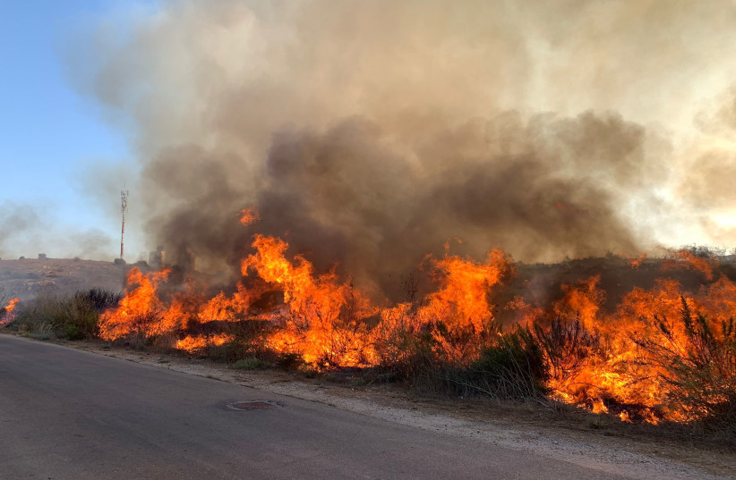 A fire near Ben-Shemen Forest on October 7, 2021. (credit: ISRAEL FIRE AND RESUCE SERVICES)