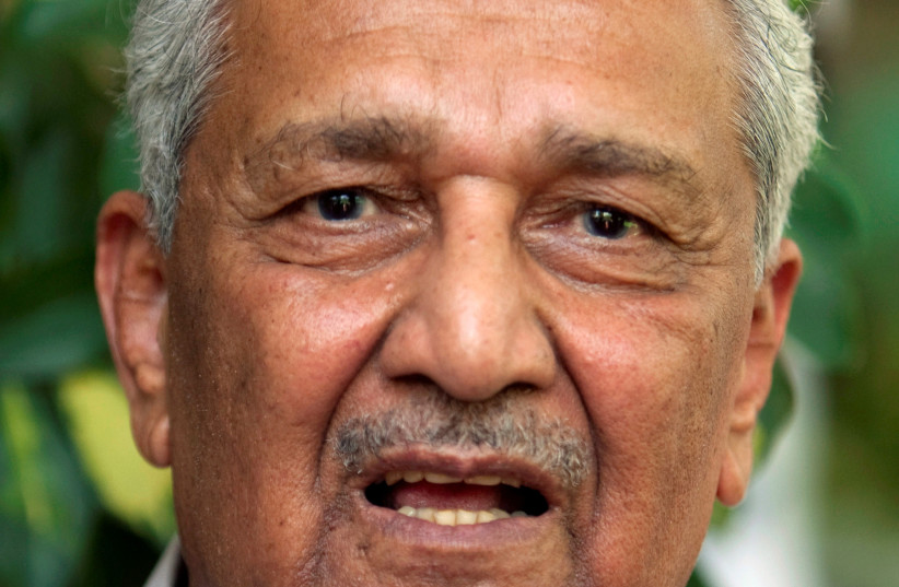  Pakistan nuclear scientist Abdul Qadeer Khan speaks to journalists from his house in Islamabad August 28, 2009. (photo credit: MIAN KHURSHEED/REUTERS)