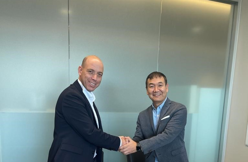  (R-L): Ken Wakabayashi, Senior Vice President of 7-ElevenInternational shakes the hand of Zvika Schwimmer, CEO of Electra Consumer Products, at the signing ceremony (credit: Courtesy)