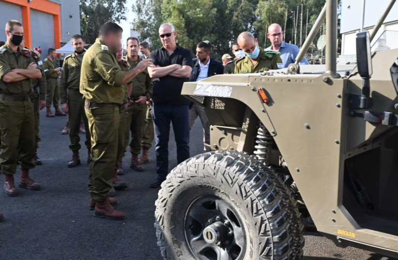  Benny Gantz is given a tour of Division 98 and their military readiness. (credit: ARIEL HERMONI/DEFENSE MINISTRY)
