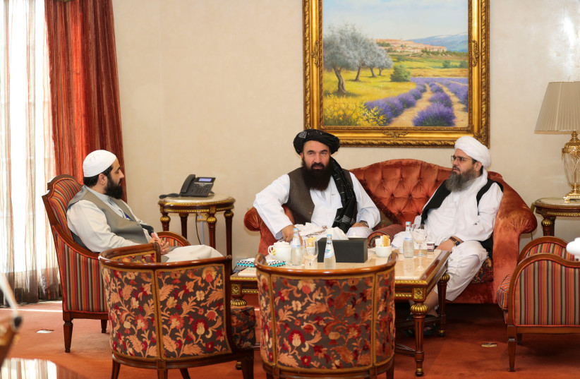  Les délégués talibans, Shahabuddin Delawar et Khairullah Khairkhwa attendent une réunion avec les délégués américains et européens à Doha, Qatar, le 12 octobre 2021. (Crédit : REUTERS/STRINGER)