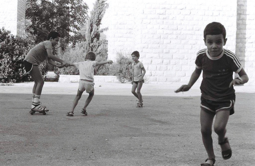  CHILDREN PLAY on King George Street in 1978. (credit:  AVIV ITZHAKY)