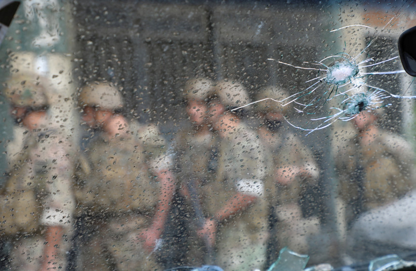  Army soldiers are seen behind a glass with gun holes, after gunfire erupted in Beirut, Lebanon October 14, 2021. (credit: REUTERS/MOHAMED AZAKIR)