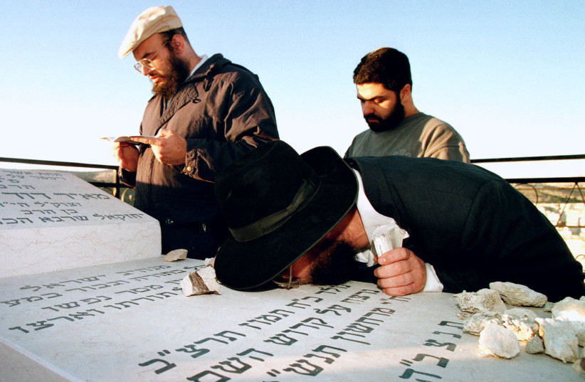  Supporters pray at the grave of Meir Kahane in Jerusalem in 1995. (credit: REUTERS)