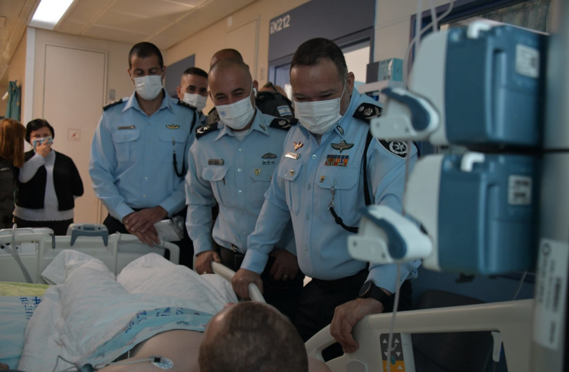 Israel Border Policeman Oscar Vasilikhin at Shaare Zedek Medical Center in Jerusalem with Israel Police Chief Kobi Shabtai after he was injured in a car-ramming terrorist attack, October 15, 2021. (credit: ISRAEL POLICE SPOKESMAN)