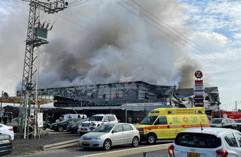  Fire at Kalansuwa shopping mall, October 16, 2021 (photo credit: FIRE AND RESCUE SERVICE)