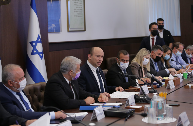  Cabinet meeting led by Prime Minister Naftali Bennett on October 17, 2021 (credit: ALEX KOLOMOISKY / POOL)