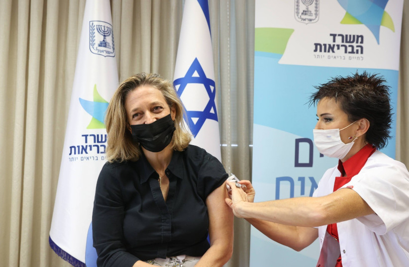  Head of Health Services Dr. Sharon Elroi-Preiss receives her flu vaccine on October 17, 2021 (credit: HEALTH MINISTRY)