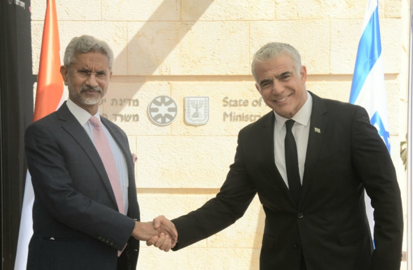 Indian Minister of External Affairs Dr. Subrahmanyam Jaishankar (L) and Israeli Foreign Minister Yair Lapid (R). October 18, 2021. (credit: AVI HAYUN/FOREIGN MINISTRY)