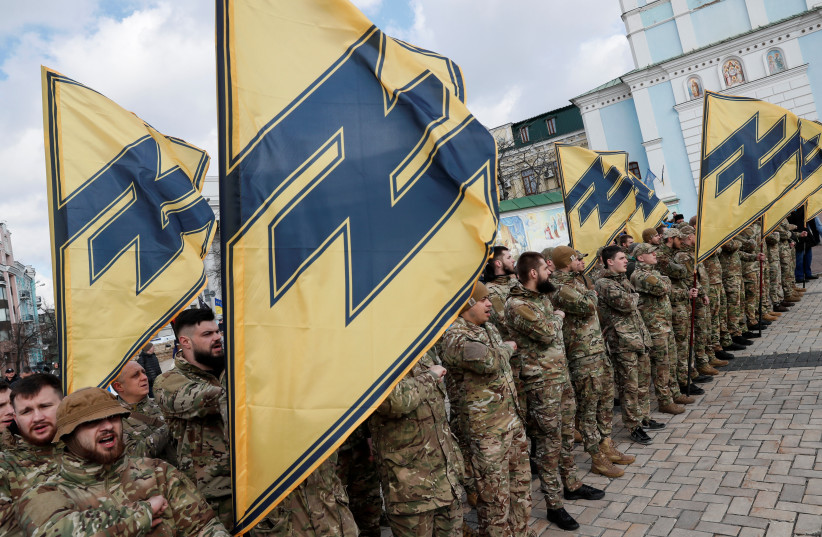 Des membres du bataillon Azov assistent à un rassemblement lors de la Journée des volontaires en l'honneur des combattants qui ont rejoint les forces armées ukrainiennes lors d'un conflit militaire dans les régions de l'est du pays, dans le centre de Kiev, en Ukraine (crédit : GLEB GARANICH/REUTERS)