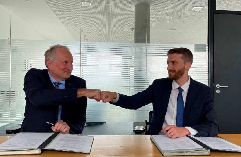  Dr. Timo Stuffler, OHB (left) , and Helios' CEO Jonathan Geifman signing a Memorandum of Understanding (credit: OHB)