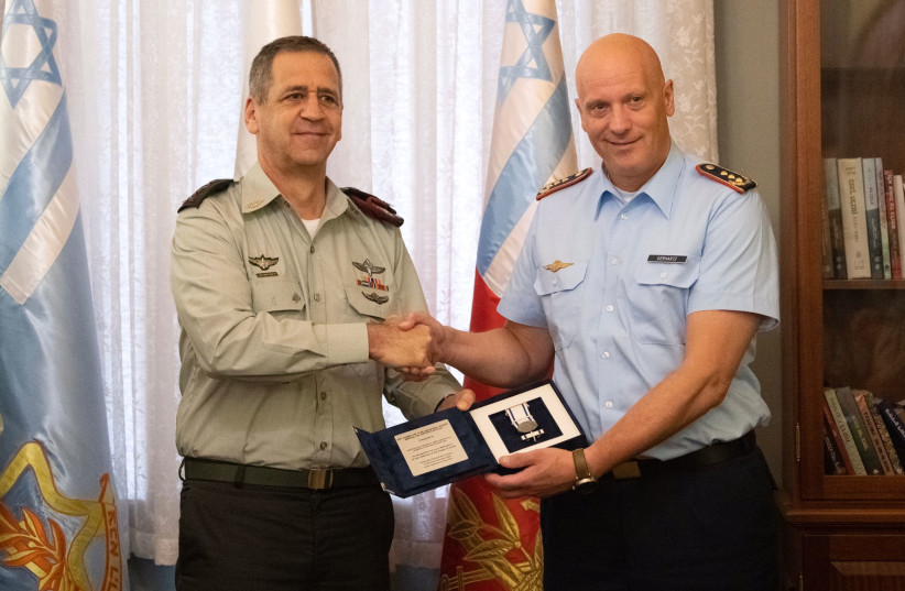  IDF Chief of Staff Aviv Kohavi presents Luftwaffe Inspector Lt.-Gen. Ingo Gerhartz with a Medal of Appreciation (credit: IDF SPOKESPERSON'S UNIT)