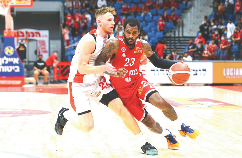  HAPOEL JERUSALEM’S Sean Kilpatrick (right) drives to the hoops past Hapoel Beersheba defender Amit Suss for two of his game-high 28 points in the Reds’ 90-72 home victory over the Southerners on Monday night in Winner League action. (photo credit: LIRON MOLDOVAN/BSL)