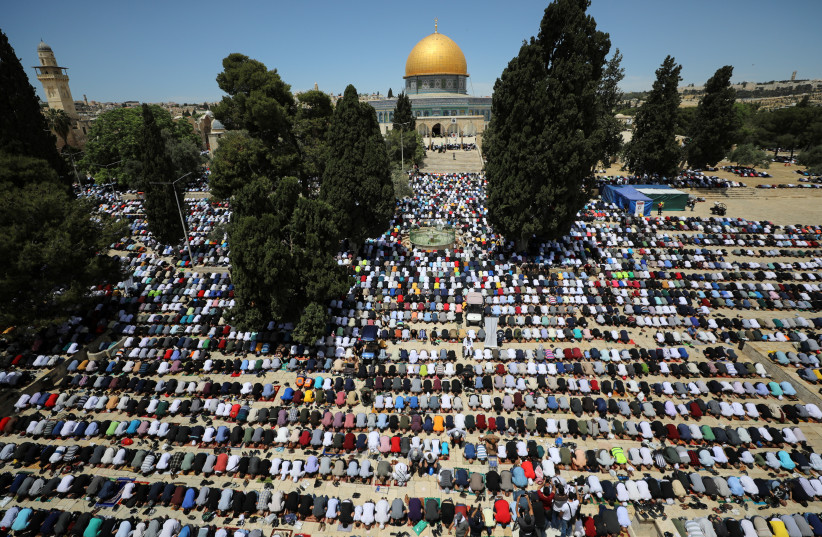  MUSLIMS PRAY on the last Friday of Ramadan in front of the Dome of the Rock, on May 7. (credit: AMMAR AWAD/REUTERS)