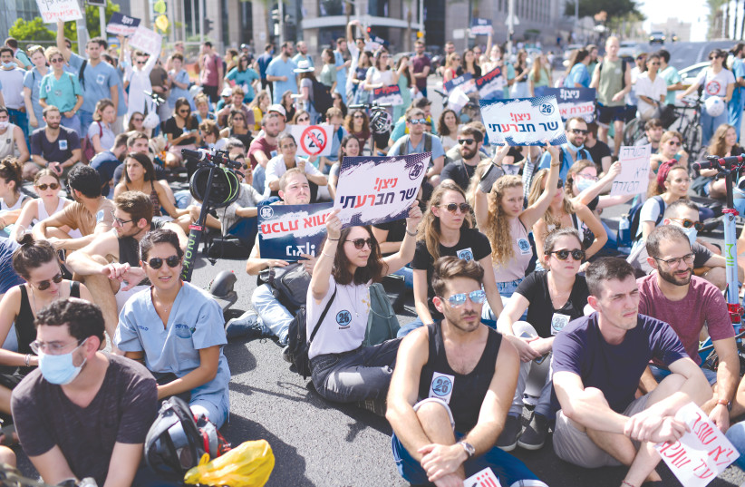 MEDICAL RESIDENTS demonstrate for better work conditions, in Tel Aviv earlier this week. (credit: TOMER NEUBERG/FLASH90)