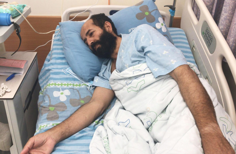  Maher Al-Akhras, 49, warga Palestina yang memulai mogok makan 79 hari yang lalu di ranjang rumah sakit di Rehovot, Israel 13 Oktober 2020. (kredit: TAGHREED AL-AKHRAS/HANDOUT VIA REUTERS)