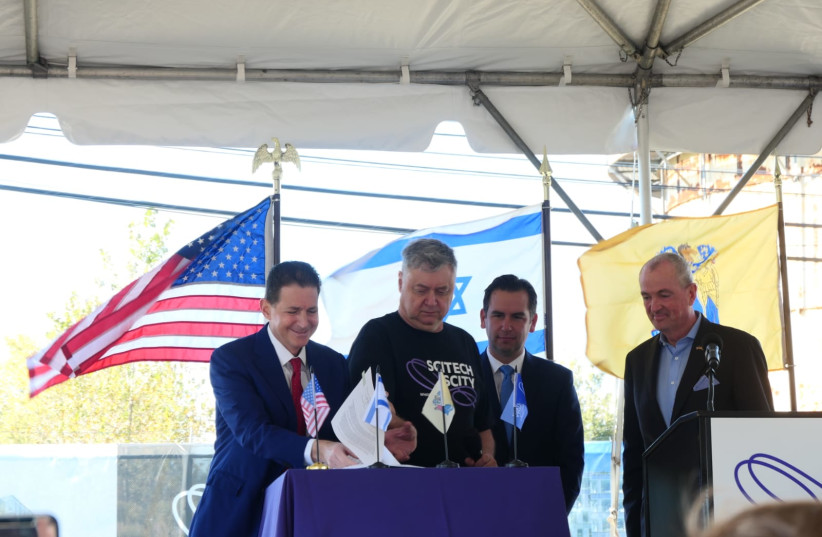 Prof. Eyal Zimlichman, Sheba Medical Center's Chief Innovation Officer (left) signs MOU with Liberty Science Center in the presence of the governor of New Jersey and mayor of Jersey City. (credit: SHEBA MEDICAL CENTER)